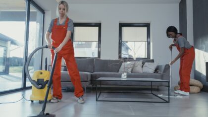 Effektiv husvask uten stress: slik deler du opp jobben og får det gjort
