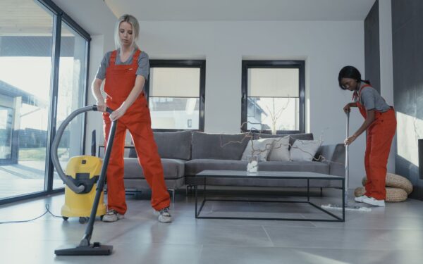 Effektiv husvask uten stress: slik deler du opp jobben og får det gjort