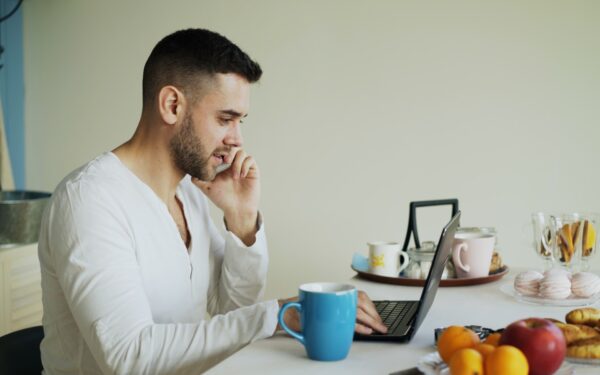 Slik får du bort kaffeflekker fra klær, kopper og kjøkkenbenk uten å ødelegge overflatene