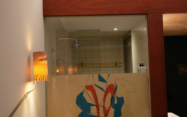 Slik håndterer du kalk på badet uten sterke kjemikalier