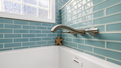 Slik vasker du flisfuger på badet uten å skade dem