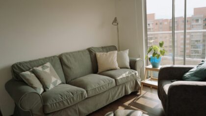 Enkel guide til støvfri stue: slik holder du støvet nede uten å bruke hele dagen på husarbeid