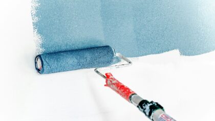 Male panelvegger inne: slik lykkes du med forarbeid, maling og riktige valg