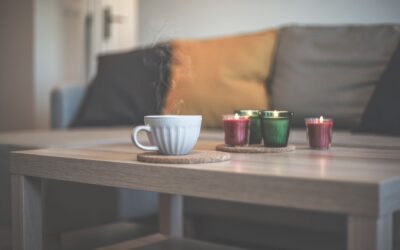 Personlig stue med lysestaker og levende lys uten stearin-søl og stress