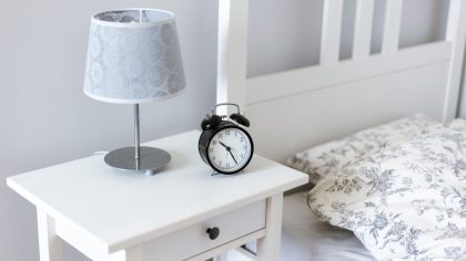 Rydd nattbordet og skap en roligere start på dagen