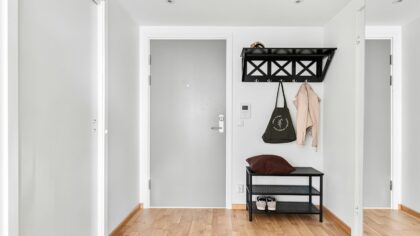 Plassbesparende gangløsninger: slik får du orden der alt og alle passerer