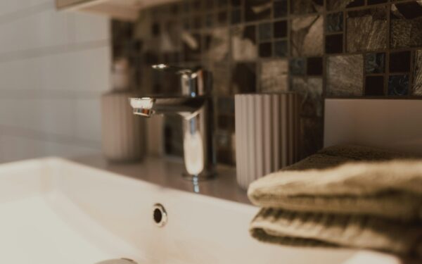 Sikker og allergivennlig rengjøring av badet uten unødvendige kjemikalier