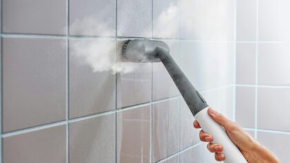 Slik får du rene fuger på badet uten sterke kjemikalier