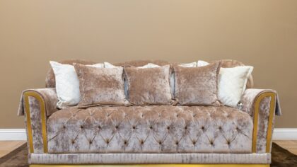Slik fjerner du vinflekker fra sofa, klær og tepper uten å ødelegge stoffet
